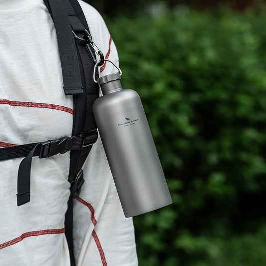 carrying-titanium-water-bottle-on-hiking-trail