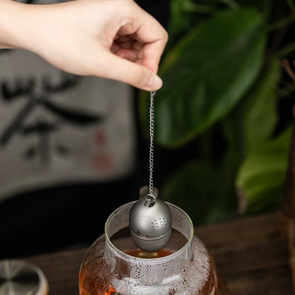 brewing-loose-leaf-tea-with-titanium-tea-ball-at-home