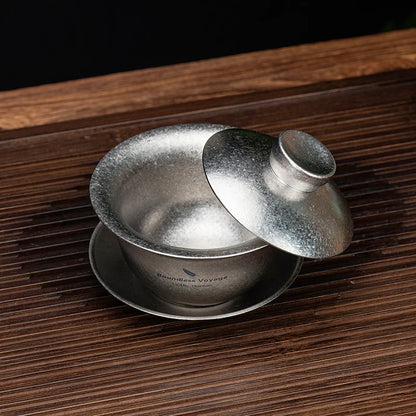 pouring-tea-from-titanium-gaiwan-drip-free-rim