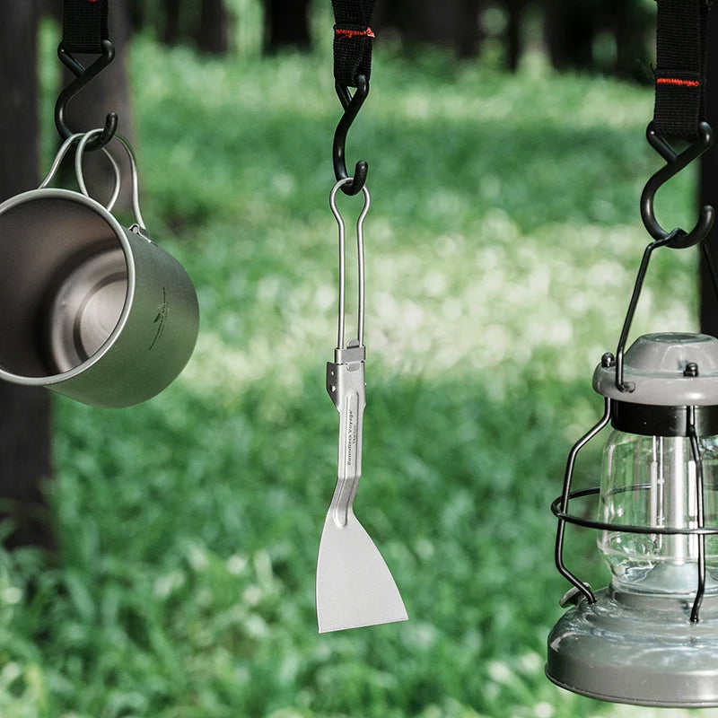 ultralight-16g-titanium-folding-spatula-in-hand