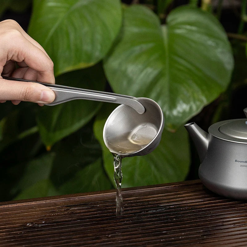 using-titanium-tongs-to-grill-steak-bbq