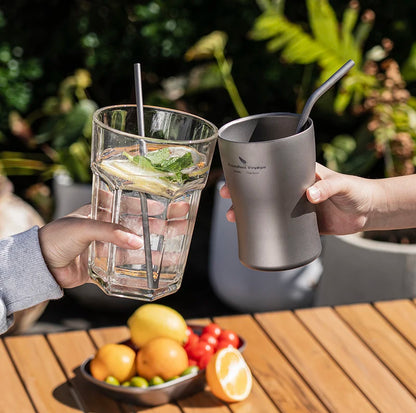 using-titanium-straw-for-iced-coffee