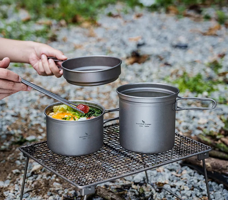 cooking-with-titanium-camping-cook-set-over-campfire